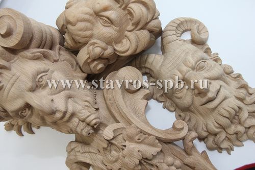 Carved wooden door casings in Tula