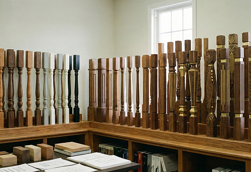 Балясины из дерева классические точёные в демонстрационном зале