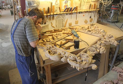 The process of creating an interior mirror with carved decor in the STAVROS workshop