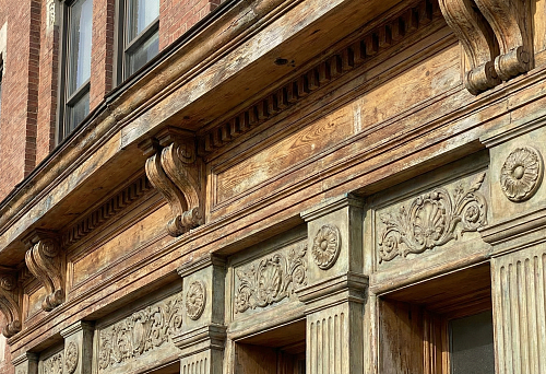 Фасадное оформление здания с резными деревянными и полиуретановыми элементами