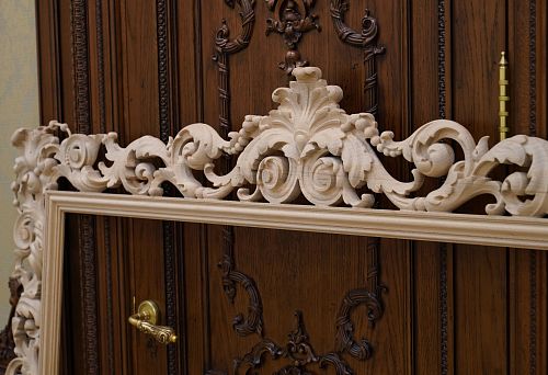 Exclusive mirror with three-dimensional ornament and refined details