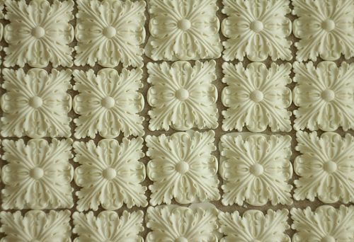 Ceiling molding element with classic pattern for interior