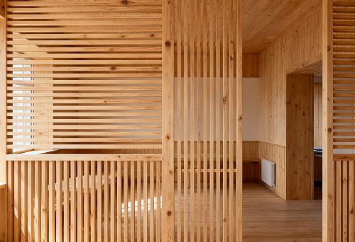 Interior made of natural wood with vertical and horizontal reiki, zoning the space without partitions