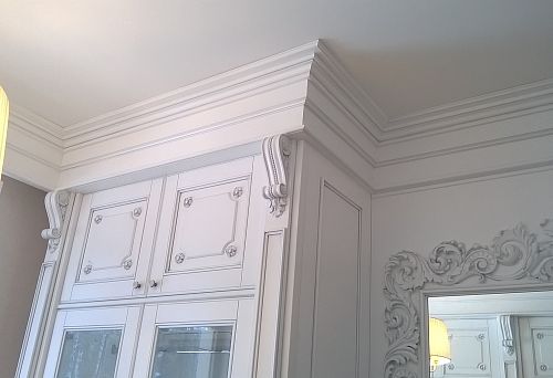 Elegant set with refined decorative elements.