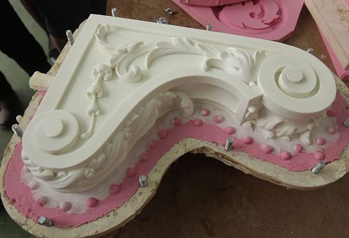 Production of decorative moldings using silicone molds