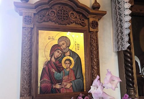 Wooden iconostasis: luxurious church decoration