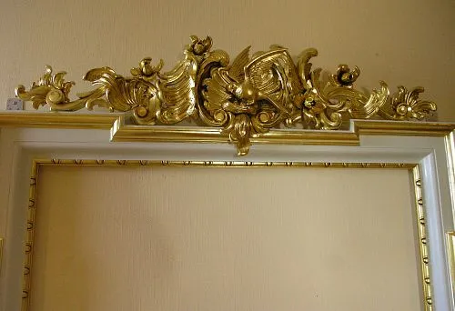 Exclusive mirror with decorative ornament and gold leaf