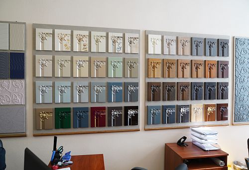 Образцы цветовых решений и декоративных покрытий для мебели с резными элементами на выставочном стенде