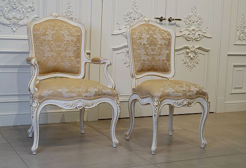 Buy Italian furniture in St. Petersburg &mdash; luxurious chairs with gold ornament