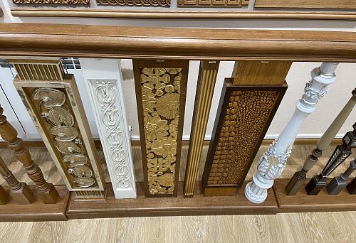 Балюстрада балкона из дерева с декоративными резными элементами