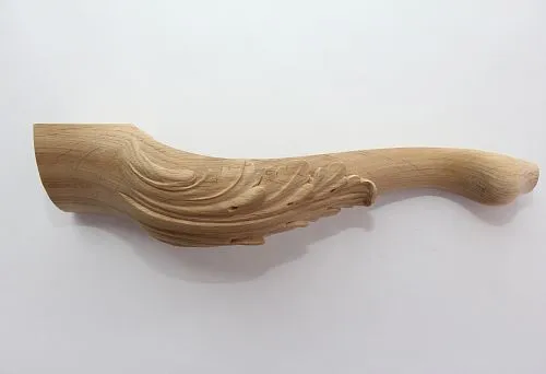 Curved leg made of natural wood &ndash; elegance and reliability.