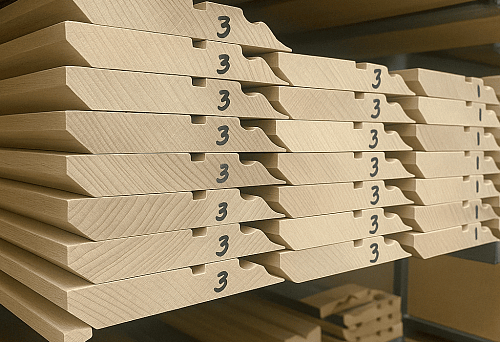 Высокие деревянные плинтуса на складе перед установкой