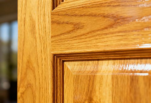 Дубовый наличник для межкомнатной двери с классическим профилем