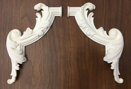 Decorative molded element made of polyurethane