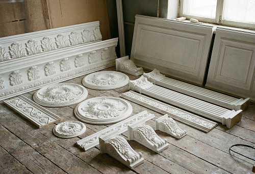 Декоративная лепнина из полиуретана: набор элементов для стен и потолка &mdash; карниз, молдинги, панели и розетки