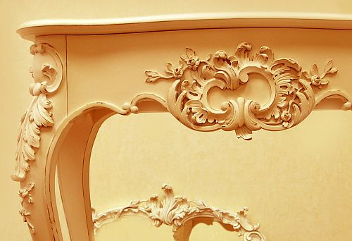 Carved wooden pedestal with decorative finish in classic style