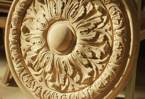 Резная розетка из бука — благородная древесина в интерьере