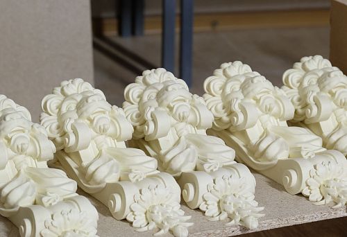 Molded decor in the form of lion heads with decorative elements made of polyurethane
