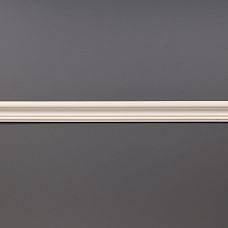 Ванная комната с полиуретановыми молдингами STAVROS на белых стенах — классические рамочные панно, серая мебель с золотыми акцентами и мраморной столешницей