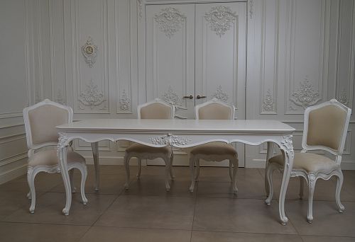 Designer table and chairs with decorative elements in the interior