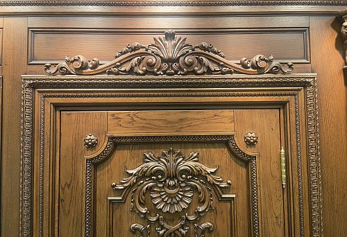 Corner element for molding in a classic interior