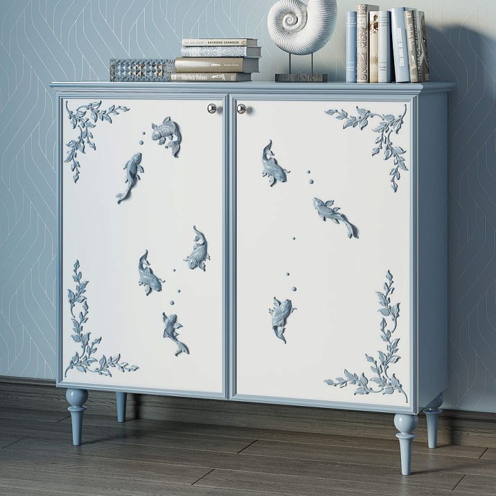 Настенная панель с золотистыми полиуретановыми рыбками и подсветкой, украшающая интерьер.