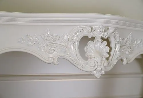 Central decorative element of the console