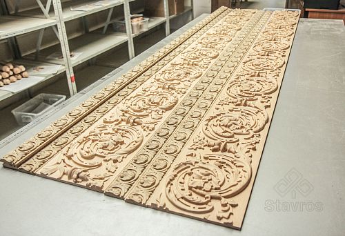 Manufacturing wooden moldings with a classic pattern.