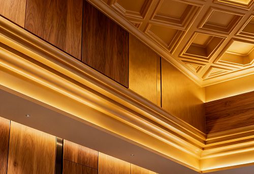 Современный потолок нового поколения с деревом и полиуретаном.