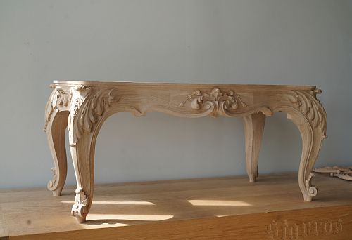 Wooden apron with hand-carved details, elegant curved legs and decorative elements