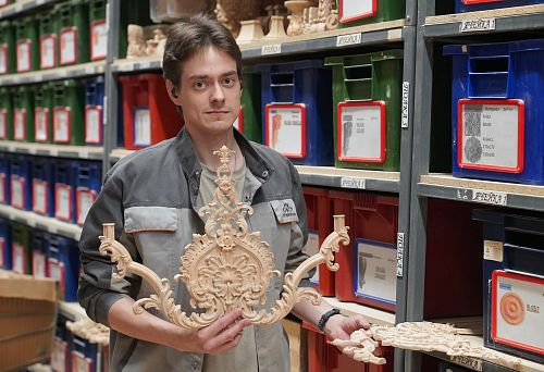 Мастер с резным декоративным узором из дерева в мастерской STAVROS