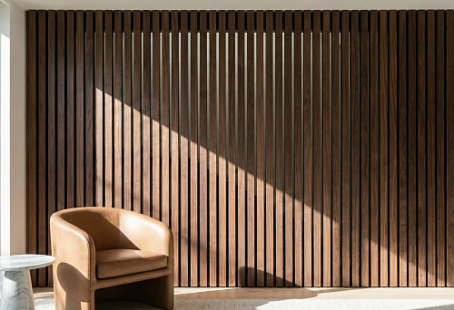 Деревянные вертикальные рейки на стене: ритм панелей и игра света создают эффект премиального интерьера