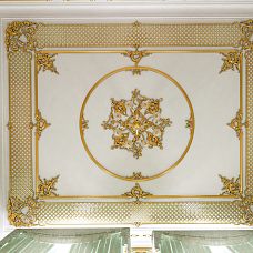 Резной наконечник на молдинг N-364R на деревянной поверхности