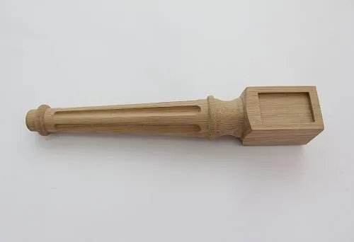 Carved leg made of solid oak with a classic design.
