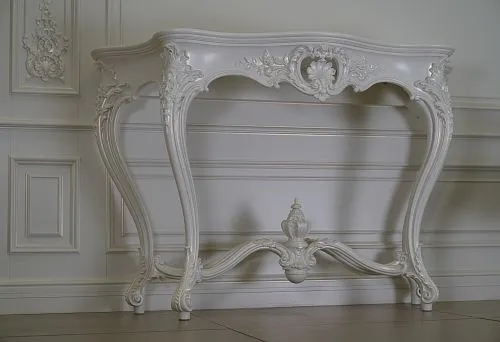 White console table with decorative elements &ndash; stylish accent in the interior