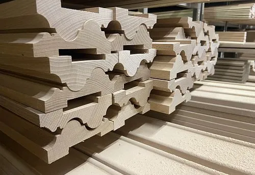 Close-up of interior corners made of solid wood with decorative profile