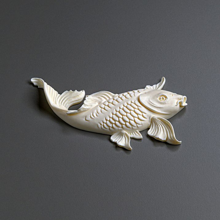 Элегантный интерьер с голубым комодом, декорированным лепниной в виде рыб и растительных элементов.