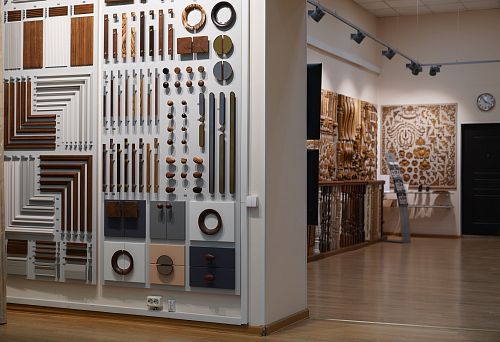 Exhibition of wooden furniture handles in various shapes, colors, and sizes, on the hardware salon stand