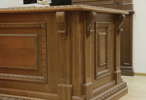 Классический резной деревянный стол с декоративными элементами, выполненный вручную