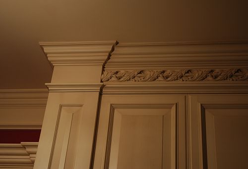 Moldings as stylish interior decoration