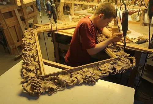 The master creates an interior composition with carved frame and wooden elements