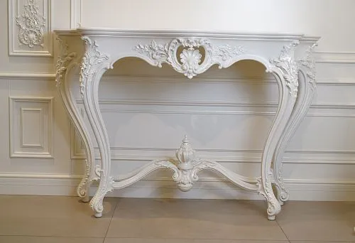 Console table with artistic carving &ndash; ideal accent in classic interior